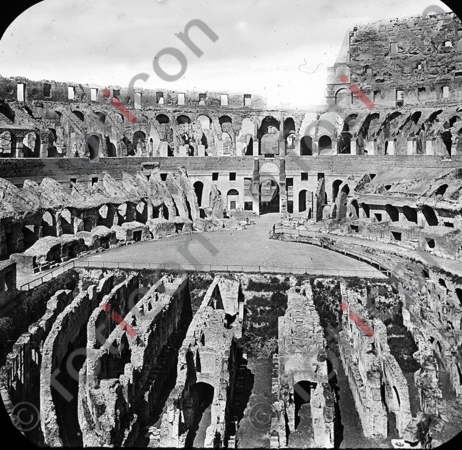 Im Inneren des Kolosseums (foticon-simon-033-045-sw.jpg)